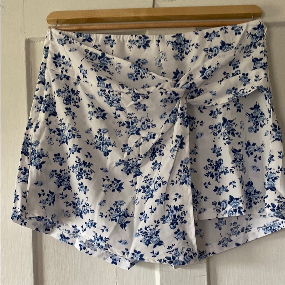 SHEIN Blue and White Floral Skorts